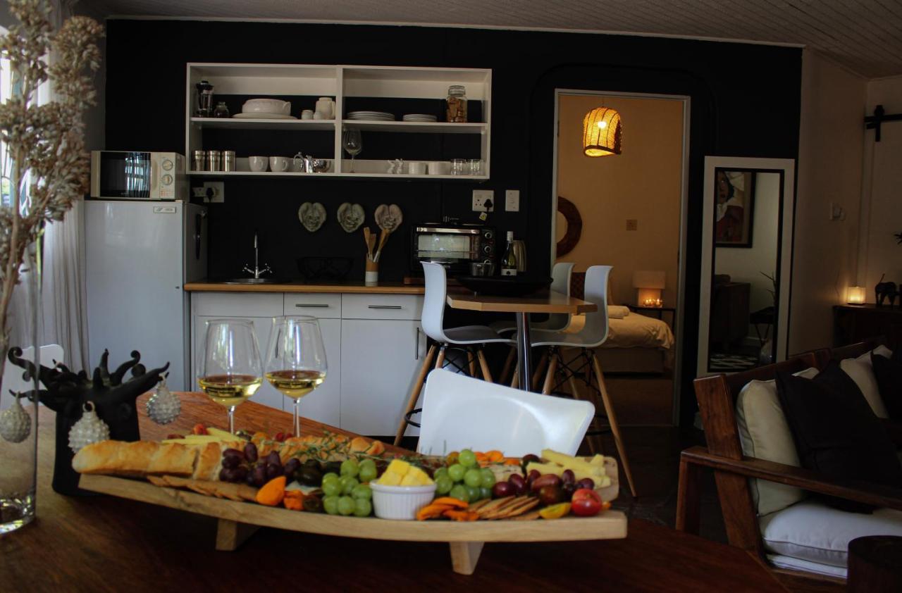 Alluring Self Catering 2 Bedroom Villa At Bokmakierie Villas Windhoek Buitenkant foto