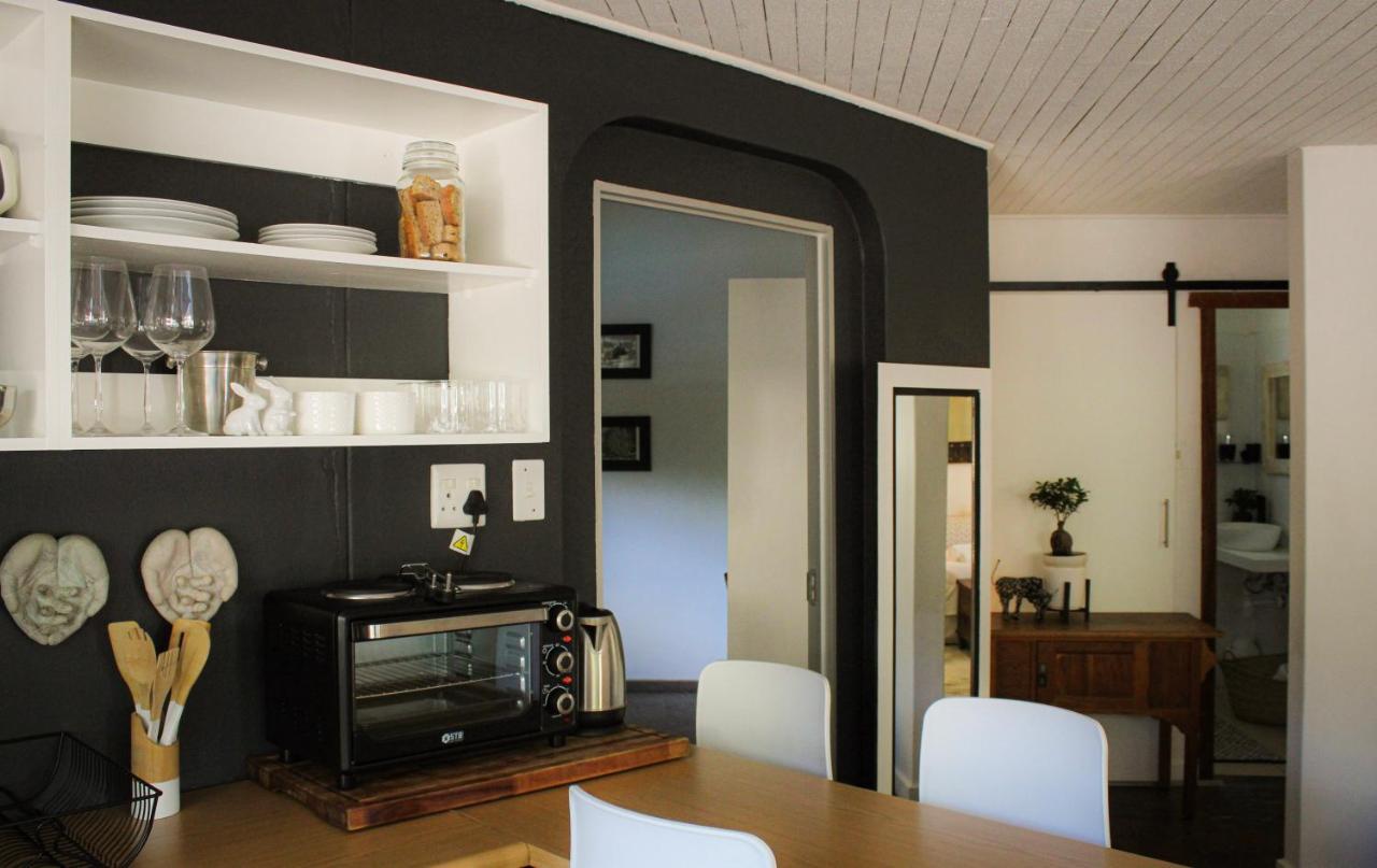 Alluring Self Catering 2 Bedroom Villa At Bokmakierie Villas Windhoek Buitenkant foto