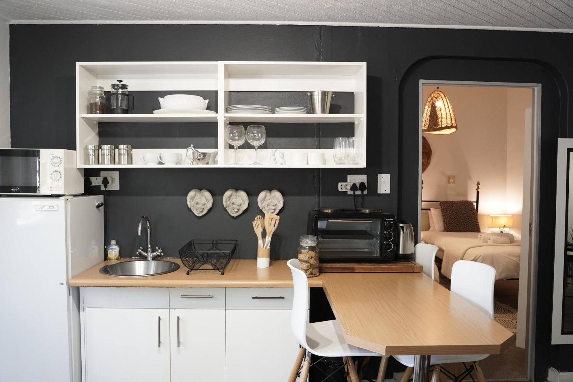 Alluring Self Catering 2 Bedroom Villa At Bokmakierie Villas Windhoek Buitenkant foto