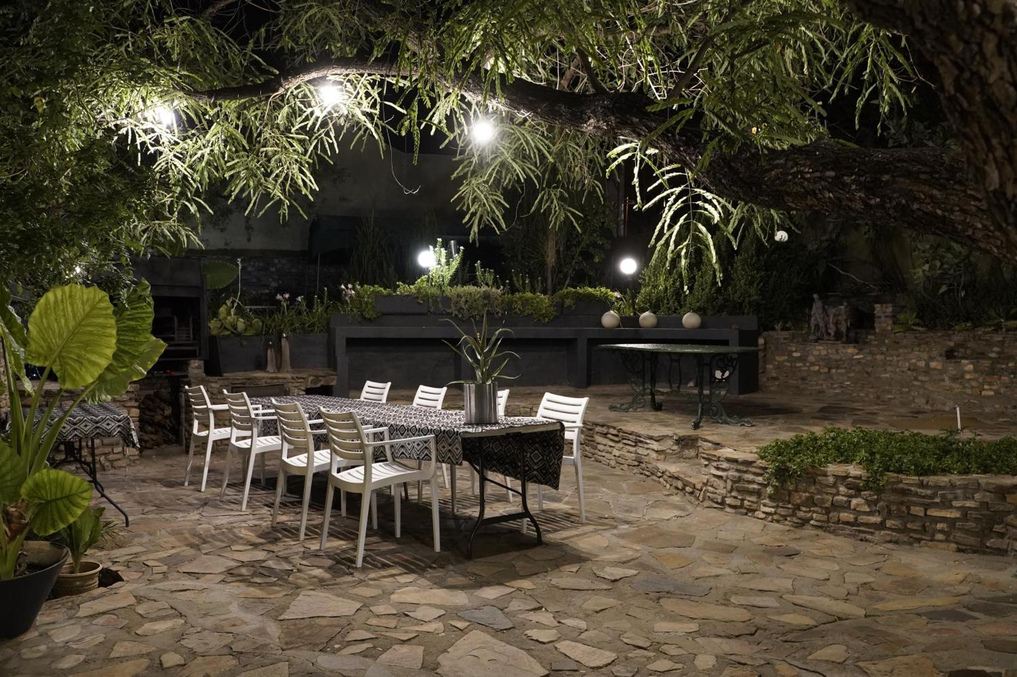 Alluring Self Catering 2 Bedroom Villa At Bokmakierie Villas Windhoek Buitenkant foto